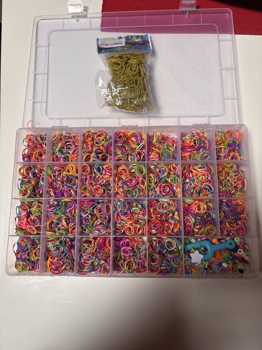 Kits de loisir créatif: Boîte de Loom Bands , élastique pour bracelet  – D'occasion à Vuippens par Tryce1802