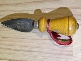 VINTAGE-PARMESAN-/HARTKÄSE-MESSER mit roter Kordel ca. 1975