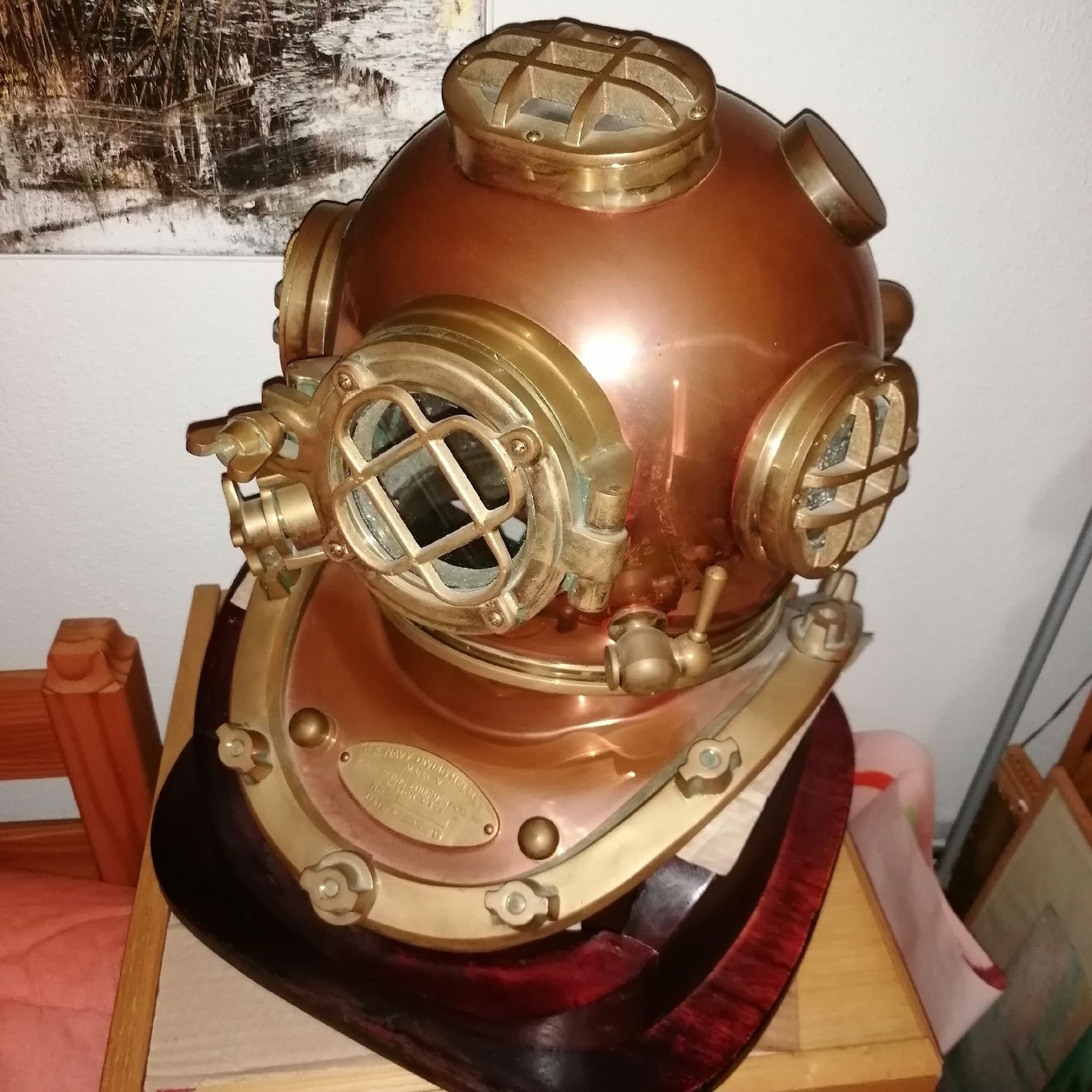 Tutte le decorazioni: Elmo da palombaro vintage con base in legno. – Usato da Mendrisio venduto da Accamuta 2