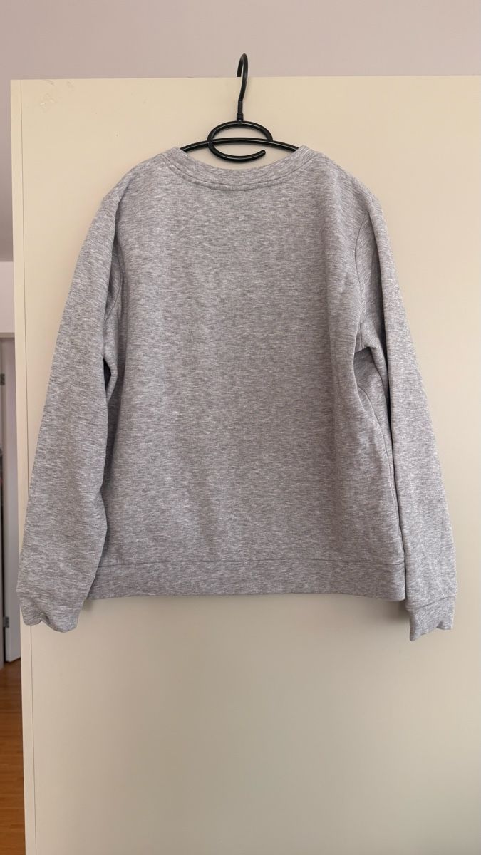 Maglioni & Felpe: Graues Sweatshirt mit Geschenkprint, Grösse L – Usato da Winterthur venduto da -BeHappy24- 3