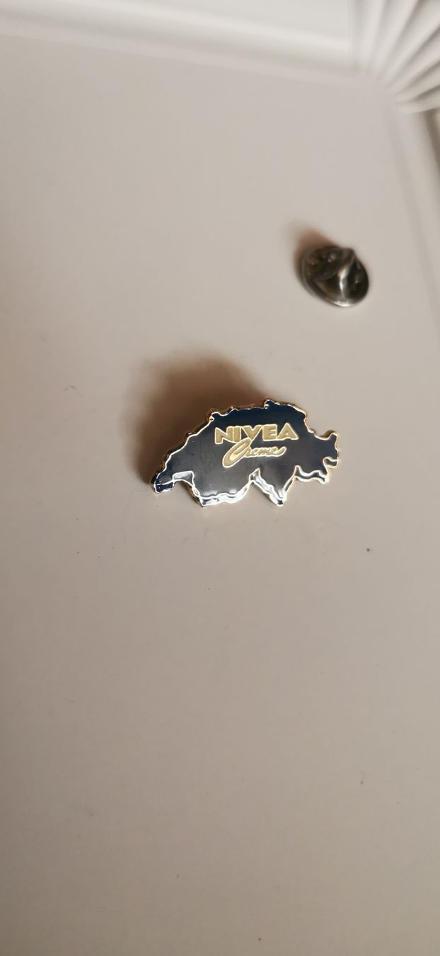 Placchette & Badge: Pin Creme Nivea  – Usato da Genève venduto da vins50