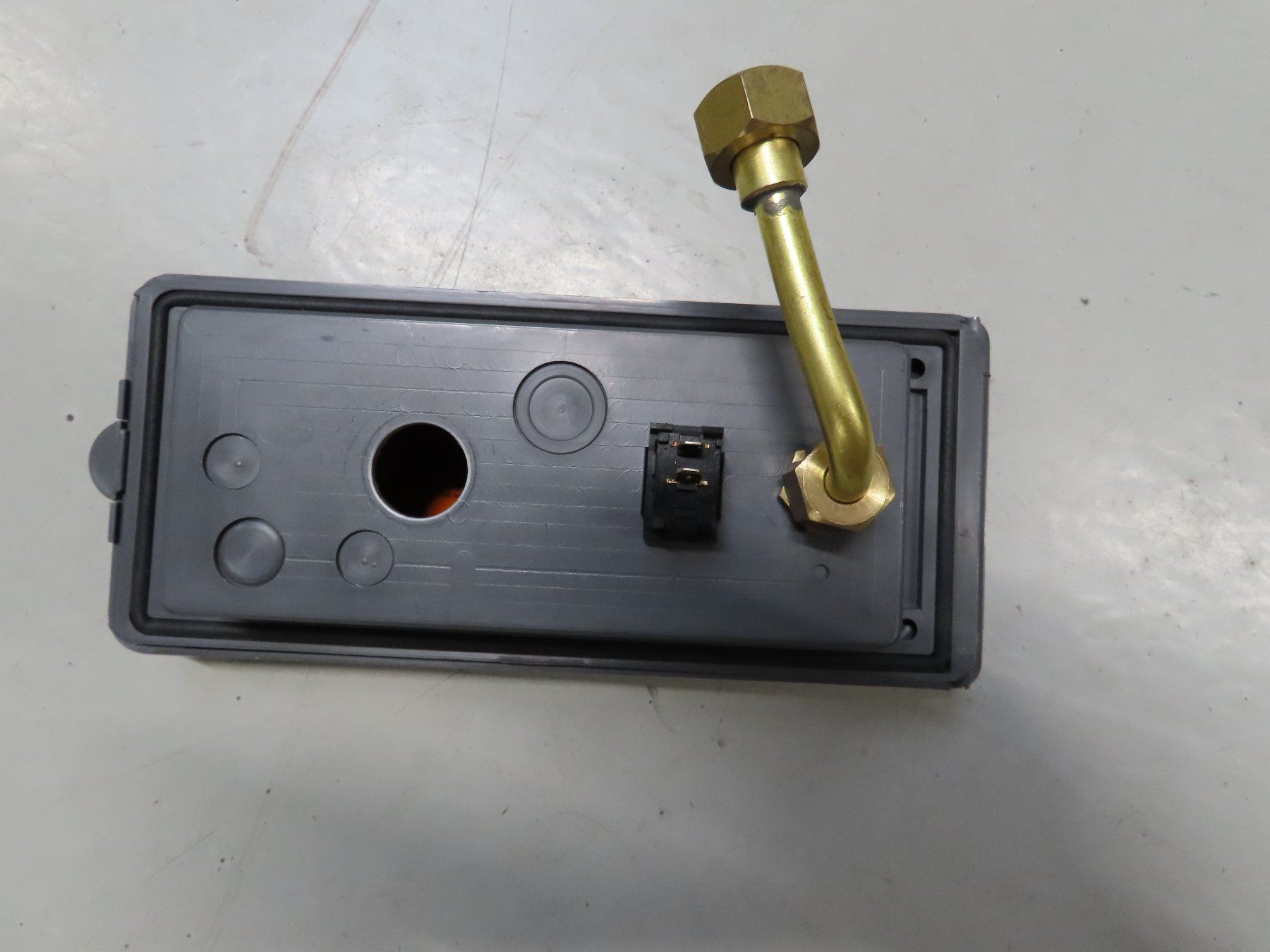 Console: Duschkonsole mit Anschluss und Schalter – Usato da Alpnach-Dorf venduto da Hess-Automobile 1