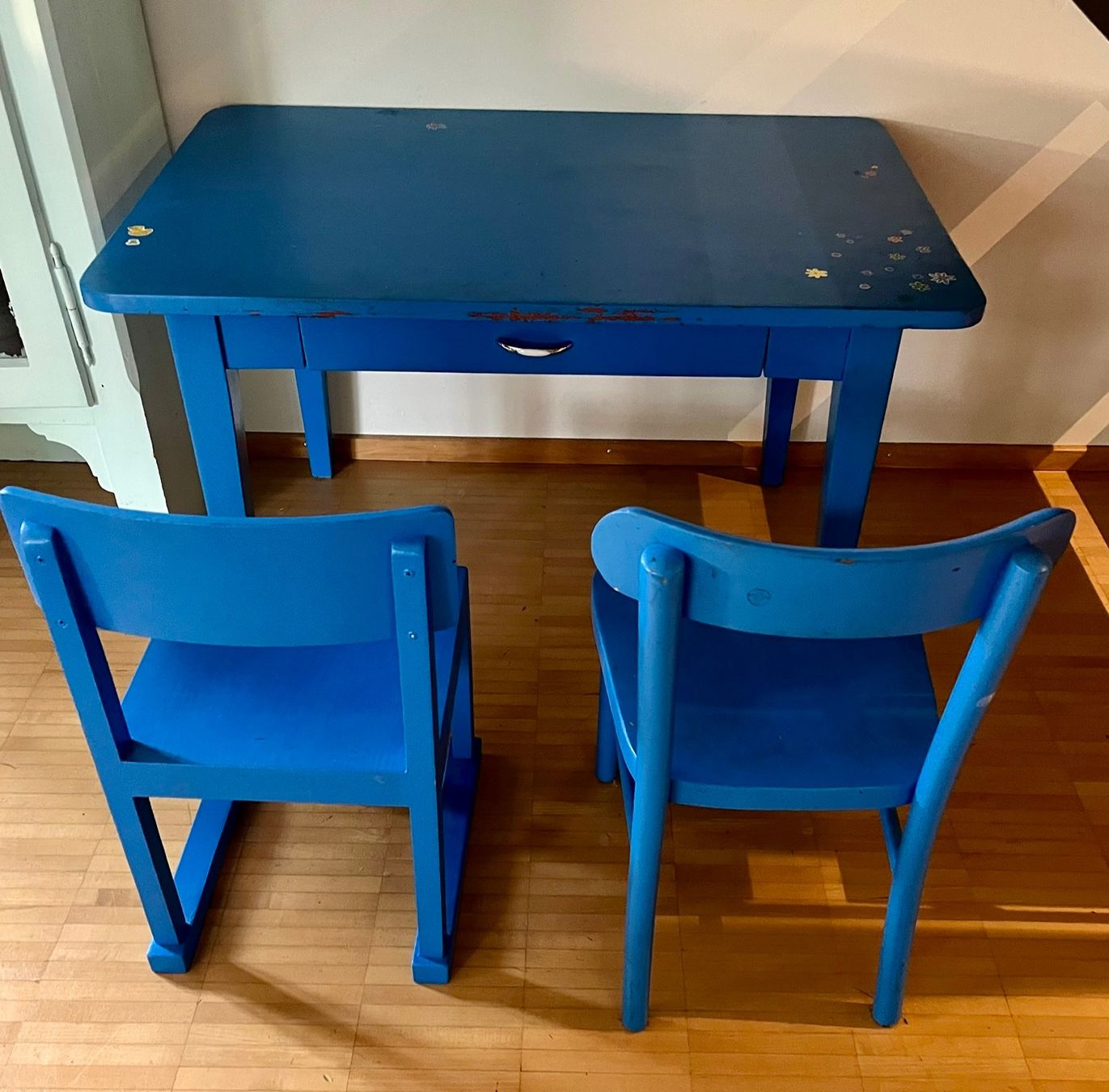 Set di tavolo e panche: Kindertisch mit 2 Stühlen – Usato da Zürich venduto da breisch