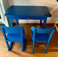 Kindertisch mit 2 Stühlen