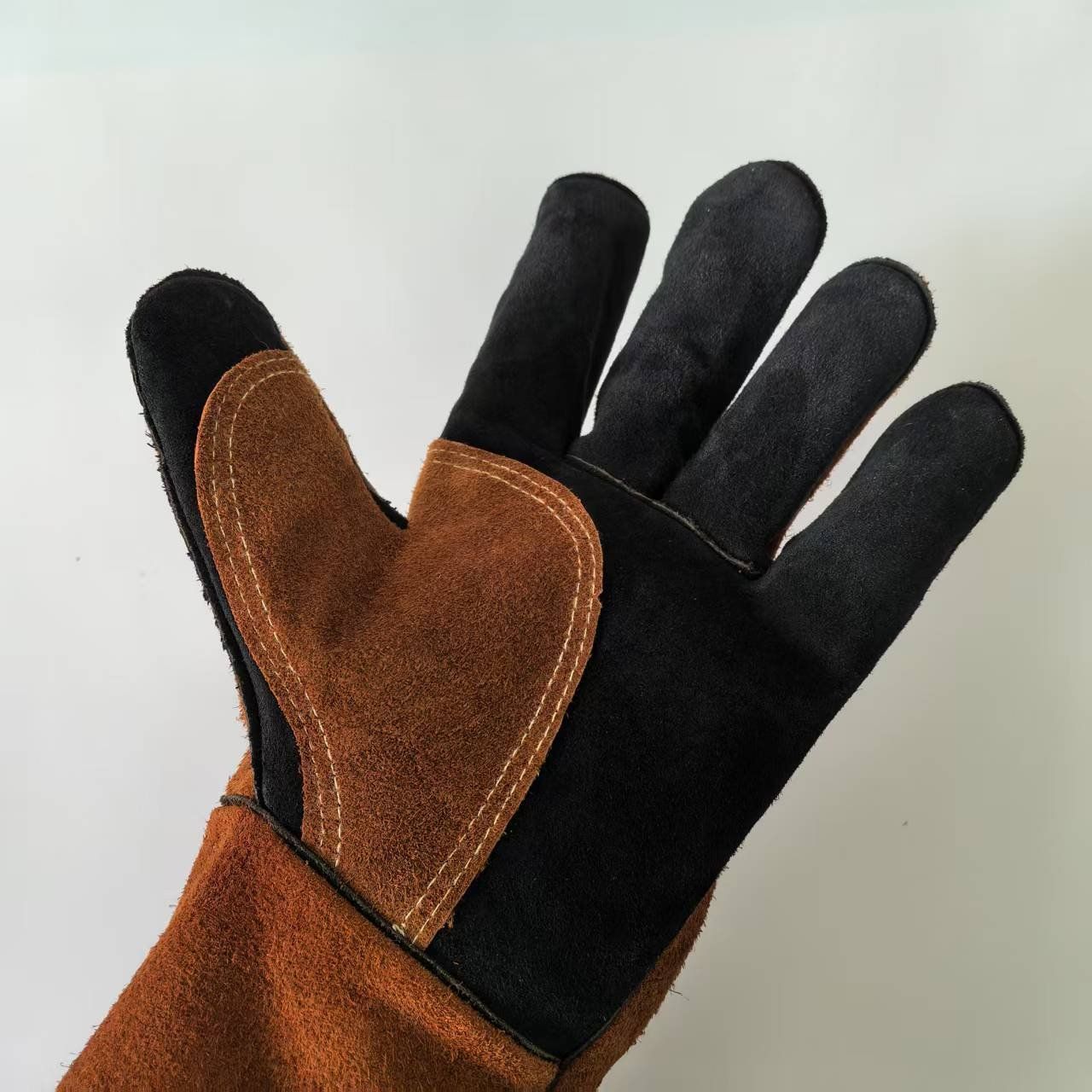 Guanti & manicotti: Grillhandschuhe Lang Braun Azado – Nuovo e nell'imballaggio originale da Wittenbach venduto da Azado 1
