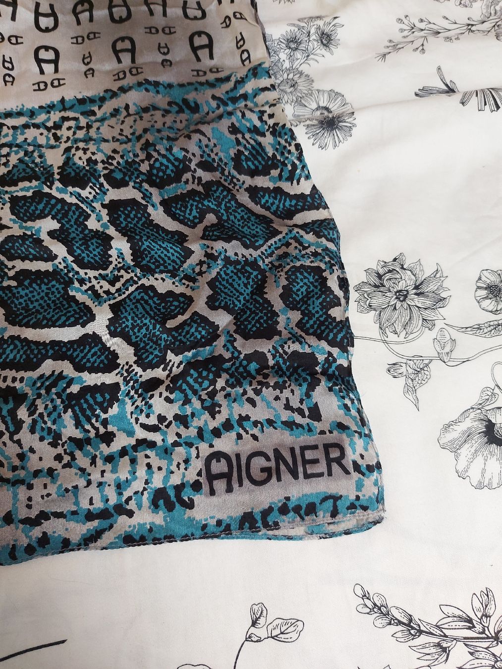 Aigner Foulard & Sciarpe: Foulard Aigner en soie – Usato da Lausanne venduto da Super-cerise 3