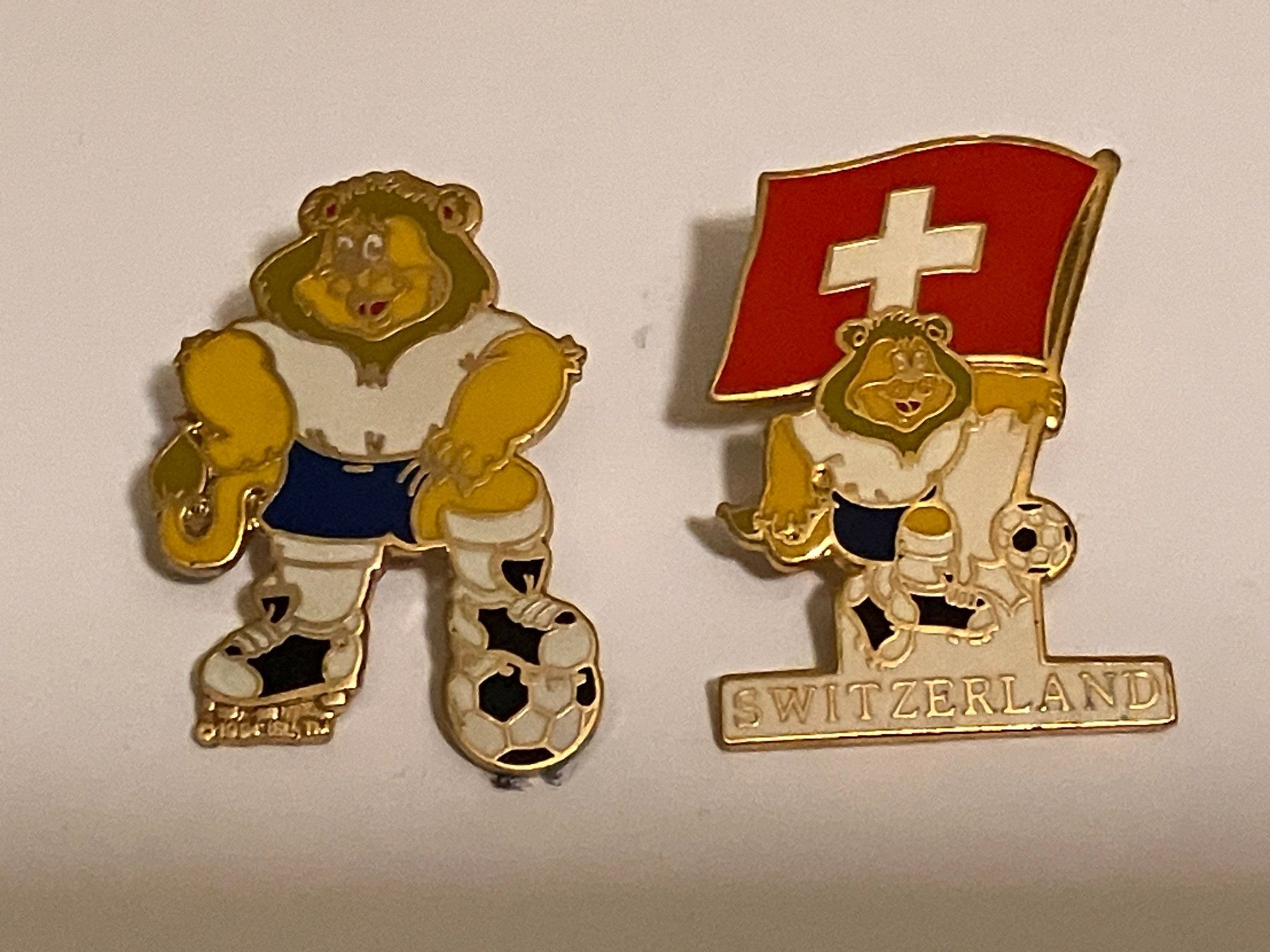 Placchette & Badge: 2 Pin Goaliath Maskottchen UEFA Euro 1996 – Usato da Basel venduto da djwwpp