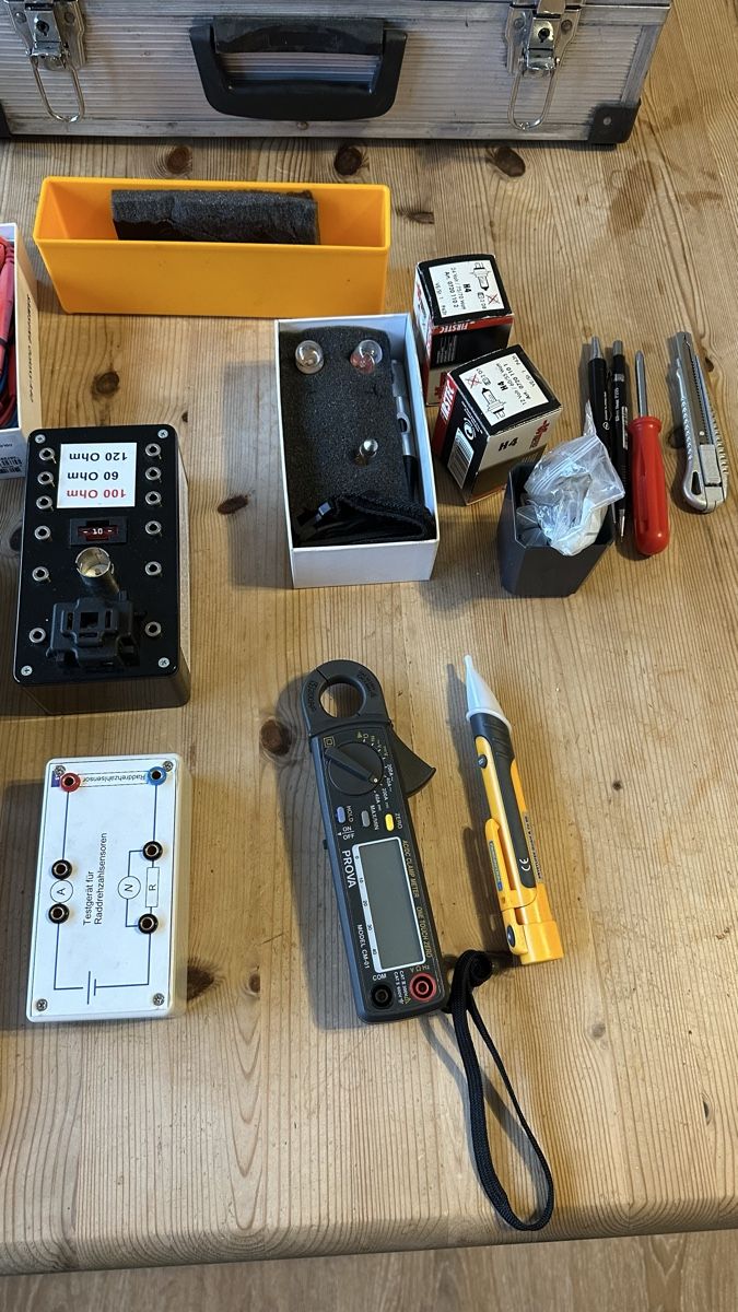 Fluke Misurare: Elektro Messkoffer mit div. Messgeräten & Prüfkabel – Usato da Hinwil venduto da dav_swv6 2