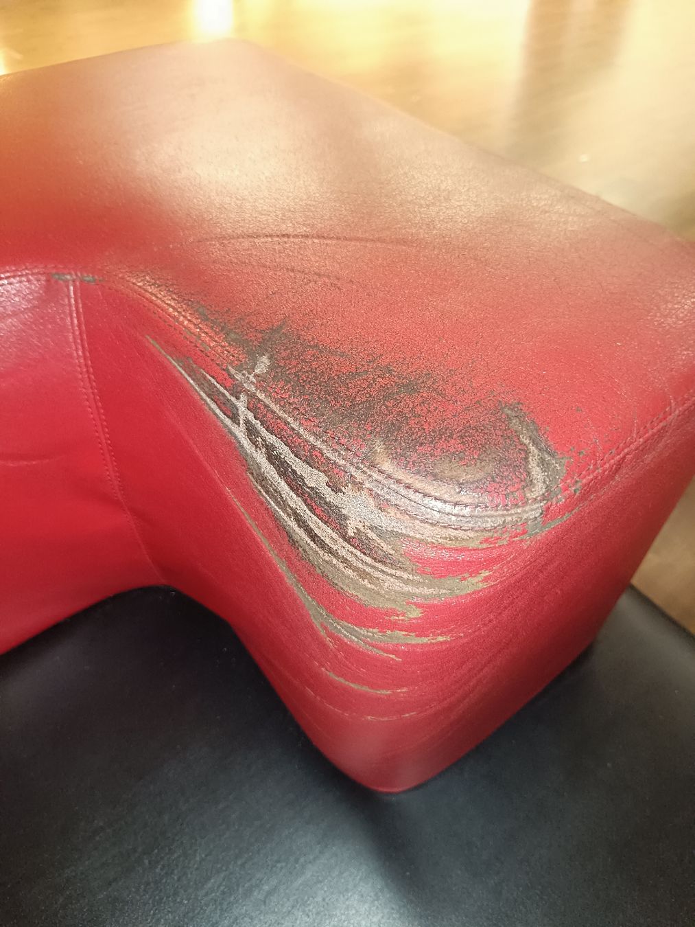 Sofas: Möbelset Lounge schwarz-rot mit Gebrauchsspuren – Gebraucht aus Wettingen von Sel_Bat 8