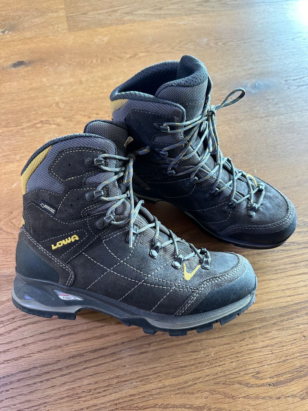 Lowa Damenschuhe: Lowa Wanderschuhe Damen Gr. 39.5 – Gebraucht aus Niederbüren von Hudi_1974