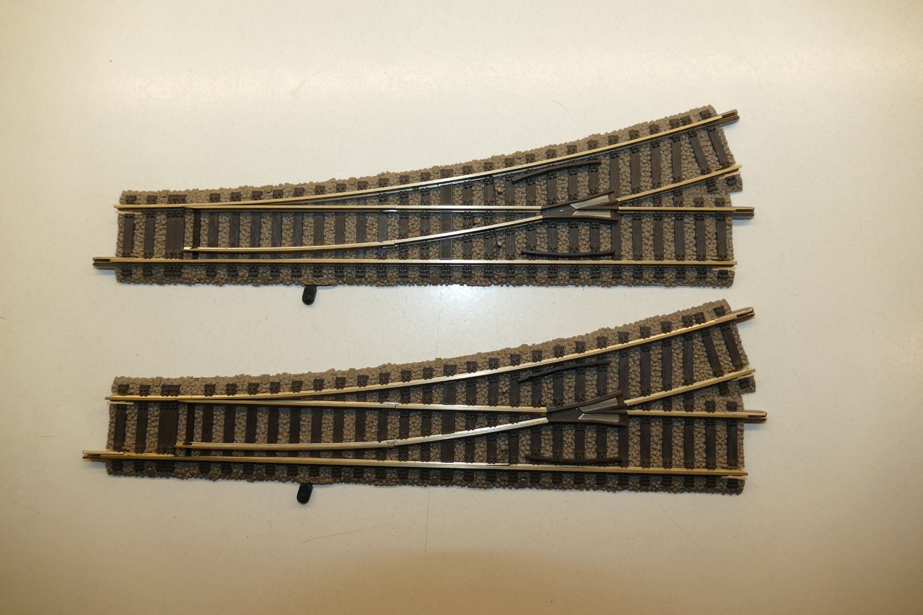 Fleischmann Modellini di ferrovie: Fleischmann H0: 2xWeiche links, ohne Antrieb – Usato da Niederhasli venduto da rail-duerst