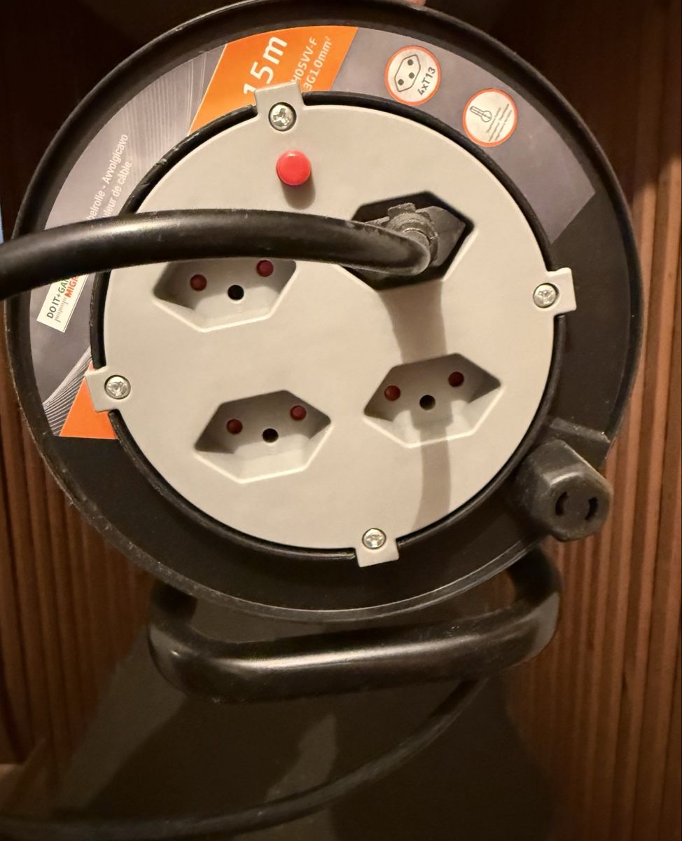 Cavi: 15m Extension Cord Reel - 4 Outlets - Practical for Home – Usato da Bern venduto da Laufsport3000