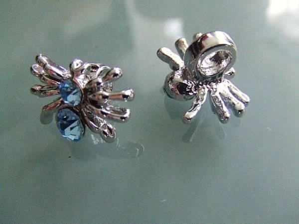 Perle (finte): Metallperle mit Strass  Spinne  blau – Nuovo (secondo la descrizione) da Alpnachstad venduto da perlengaby 1