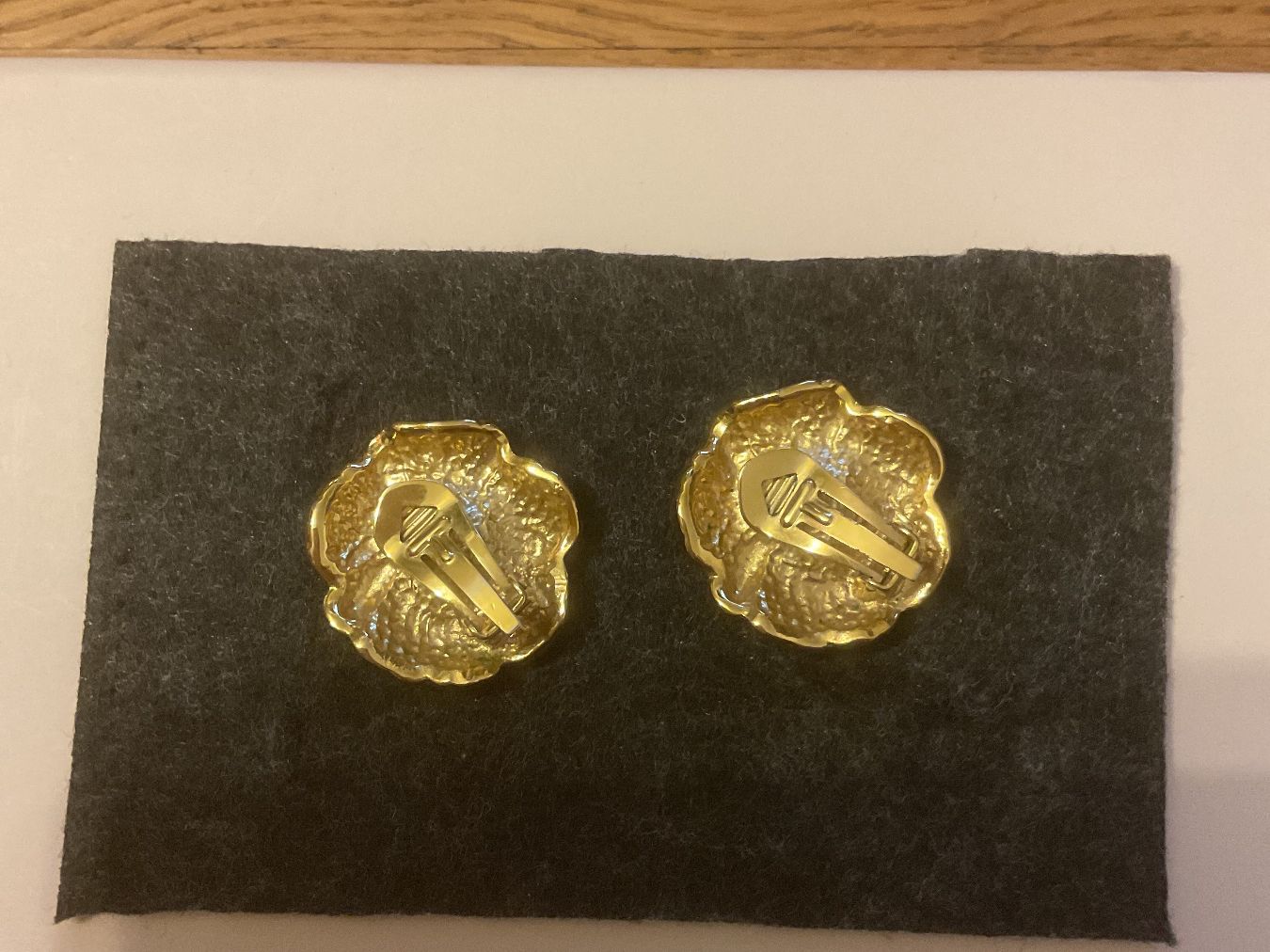 Ohrringe & -stecker: Vintage Ohrclips, Blumen Design, Creme – Gebraucht aus Uznach von Ya_x7x6 2