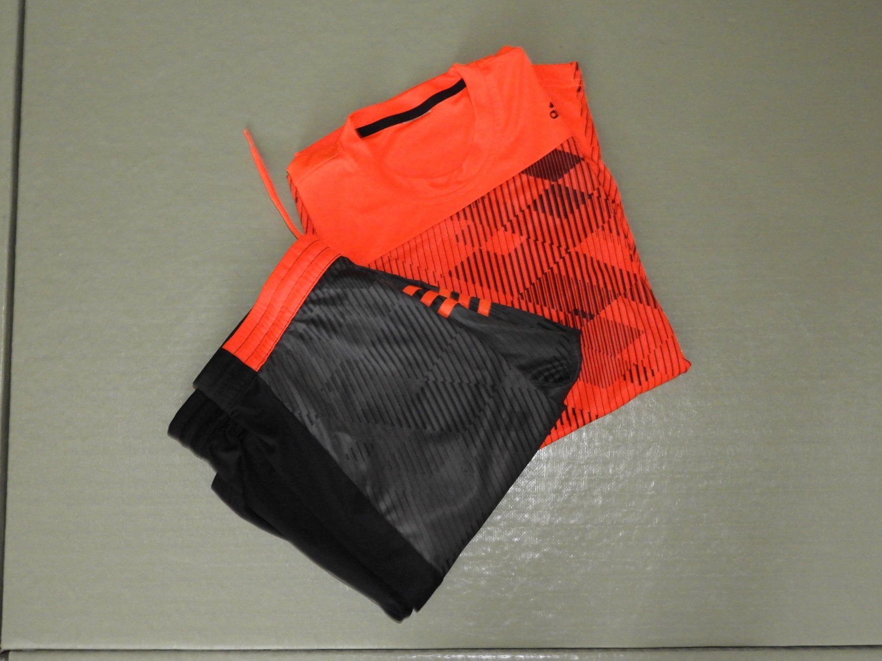 Adidas Lotti di vestiti: Ensemble de sport Adidas - Taille S – Usato da Dombresson venduto da sev_bsb8