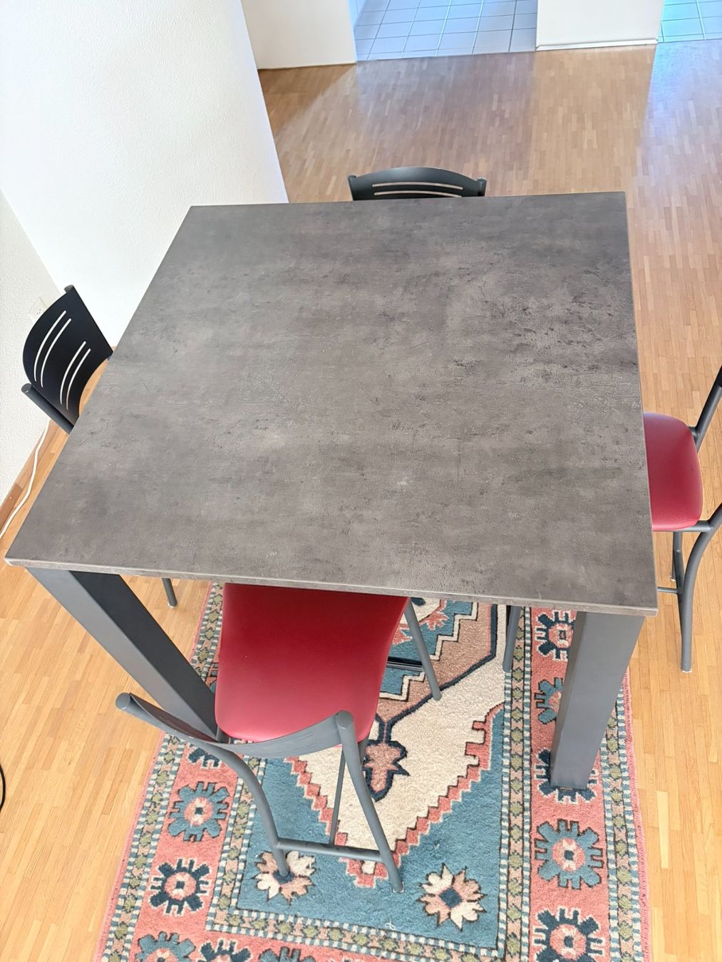 Tische: Table à manger haute et ses 4 sièges – Gebraucht aus Zürich von eri_8vp7 1