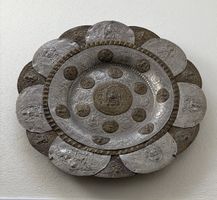 Metallteller der traditionellen Kunst der Metallgravur