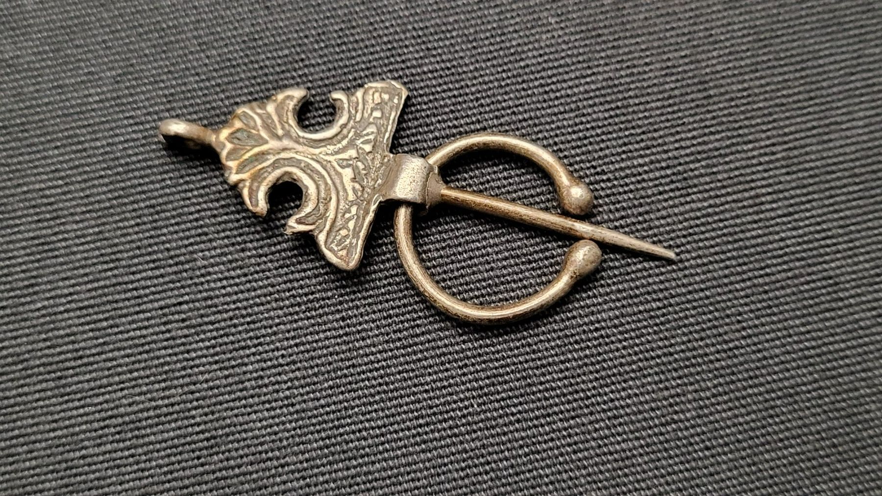 Anhänger: Kleider-Fibel – Gebraucht aus Basel von spinne02