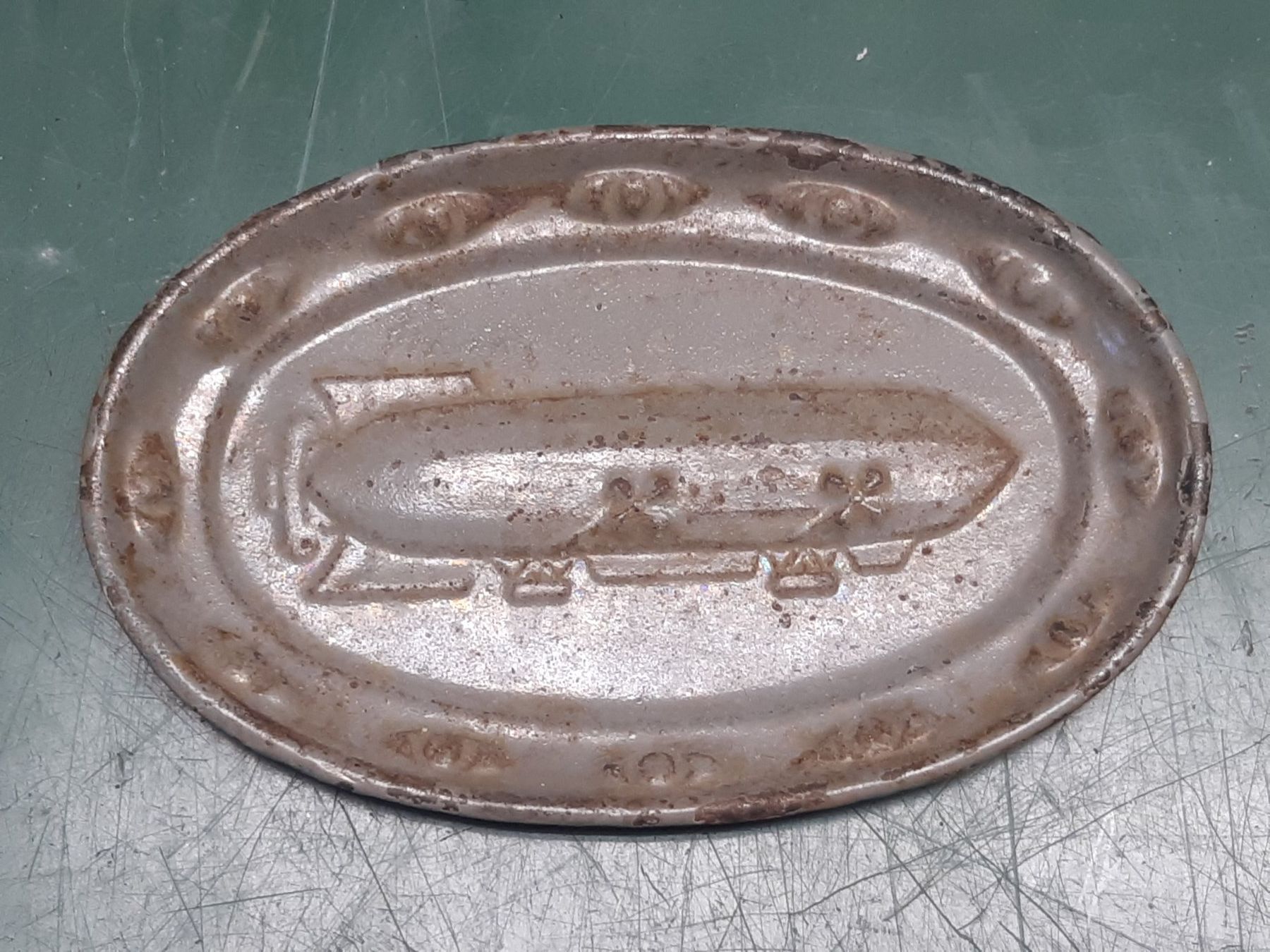 Tutte le decorazioni: Antiker Blech Untersetzer Ca 1920 Zeppelin – Usato da Winterthur venduto da lampenretter