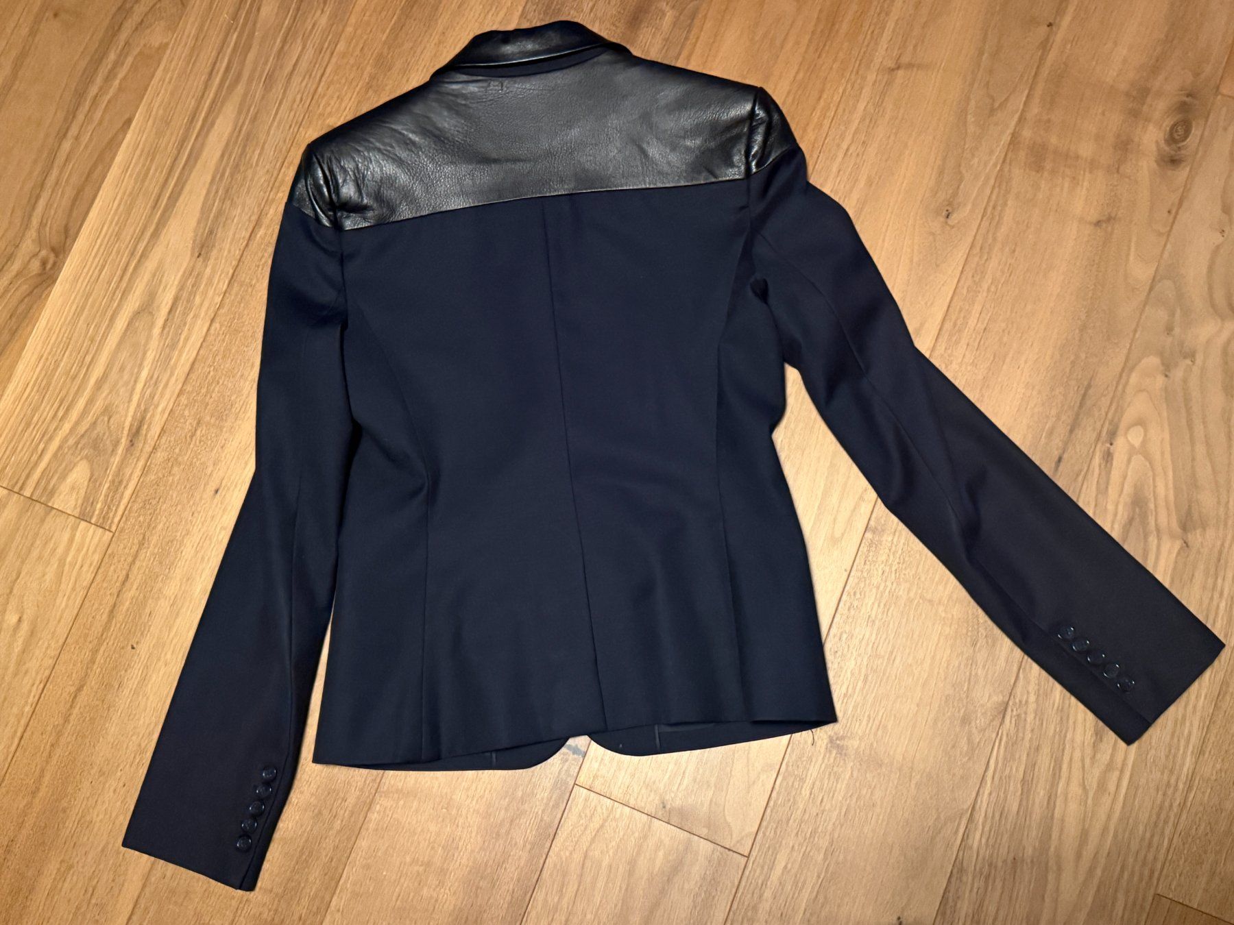 Giacche: Tailor-made blaser with contrasting leather shoulder panel – Usato da St-Sulpice VD venduto da juhdu 3