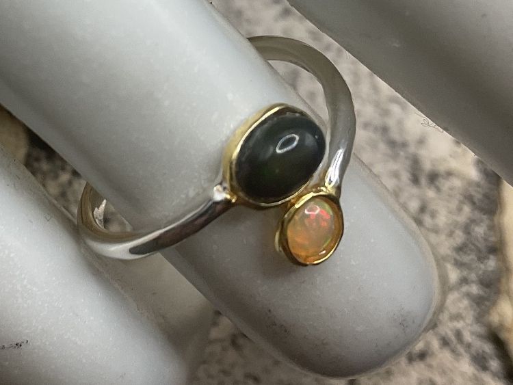 Anelli: Silberring mit schwarzem und hellem Opal, Gr. 55 – Nuovo (secondo la descrizione) da luzern venduto da Alpendorf1