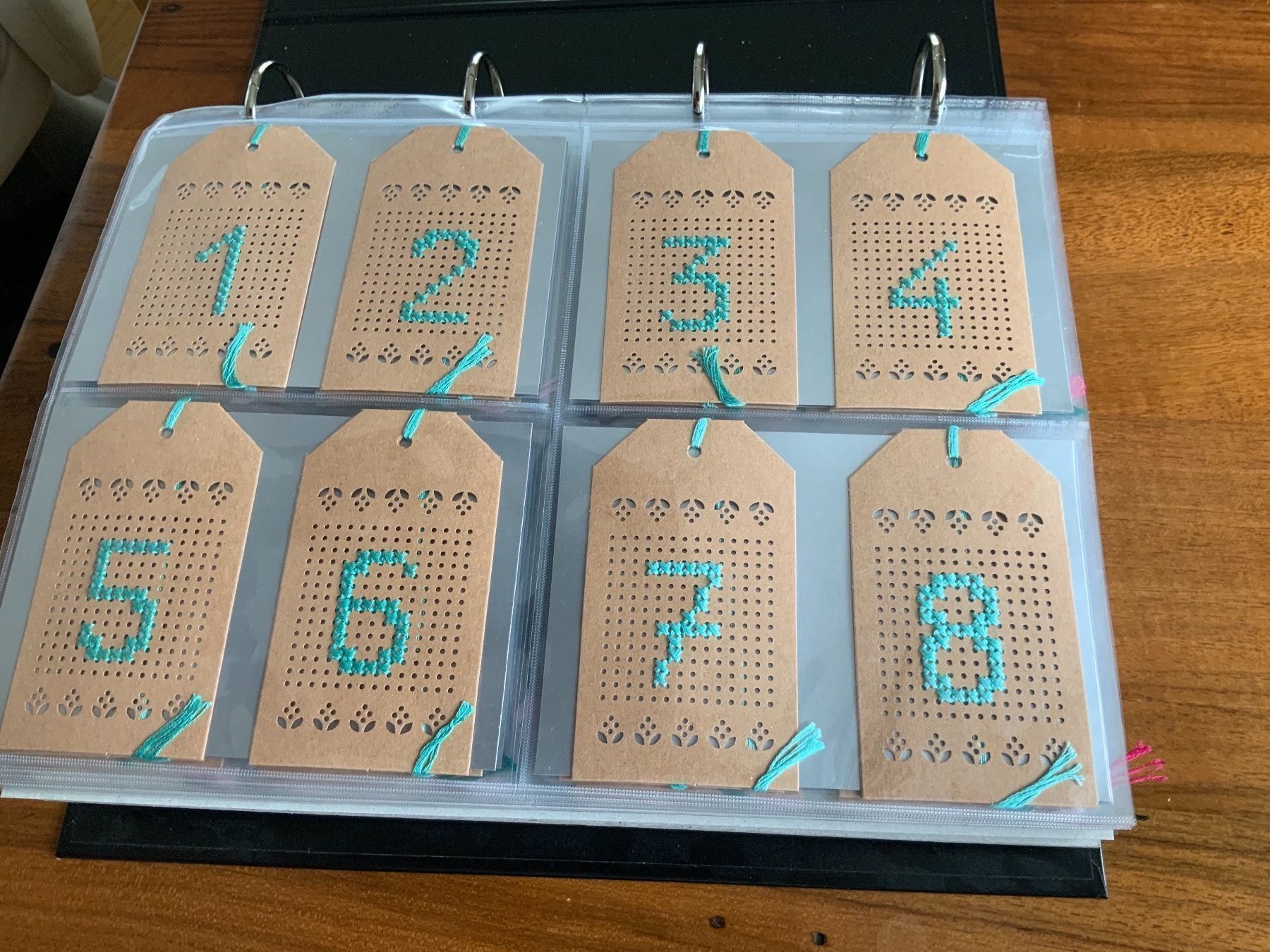 Calendari: ADVENTSKALENDER. VON. HAND. GESTICKT – Nuovo (secondo la descrizione) da Hochdorf venduto da la_nationale