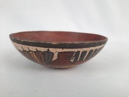 Handbemalte Keramikschale im präkolumbischen Stil