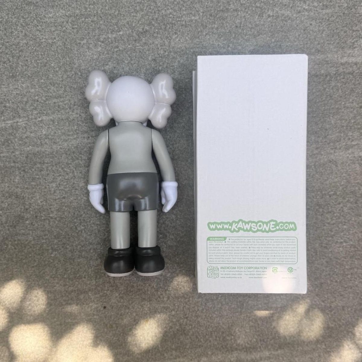 Figuren: KAWS Companion Figure - Grey Edition – Neu und originalverpackt aus Caviano von reselleo21 2