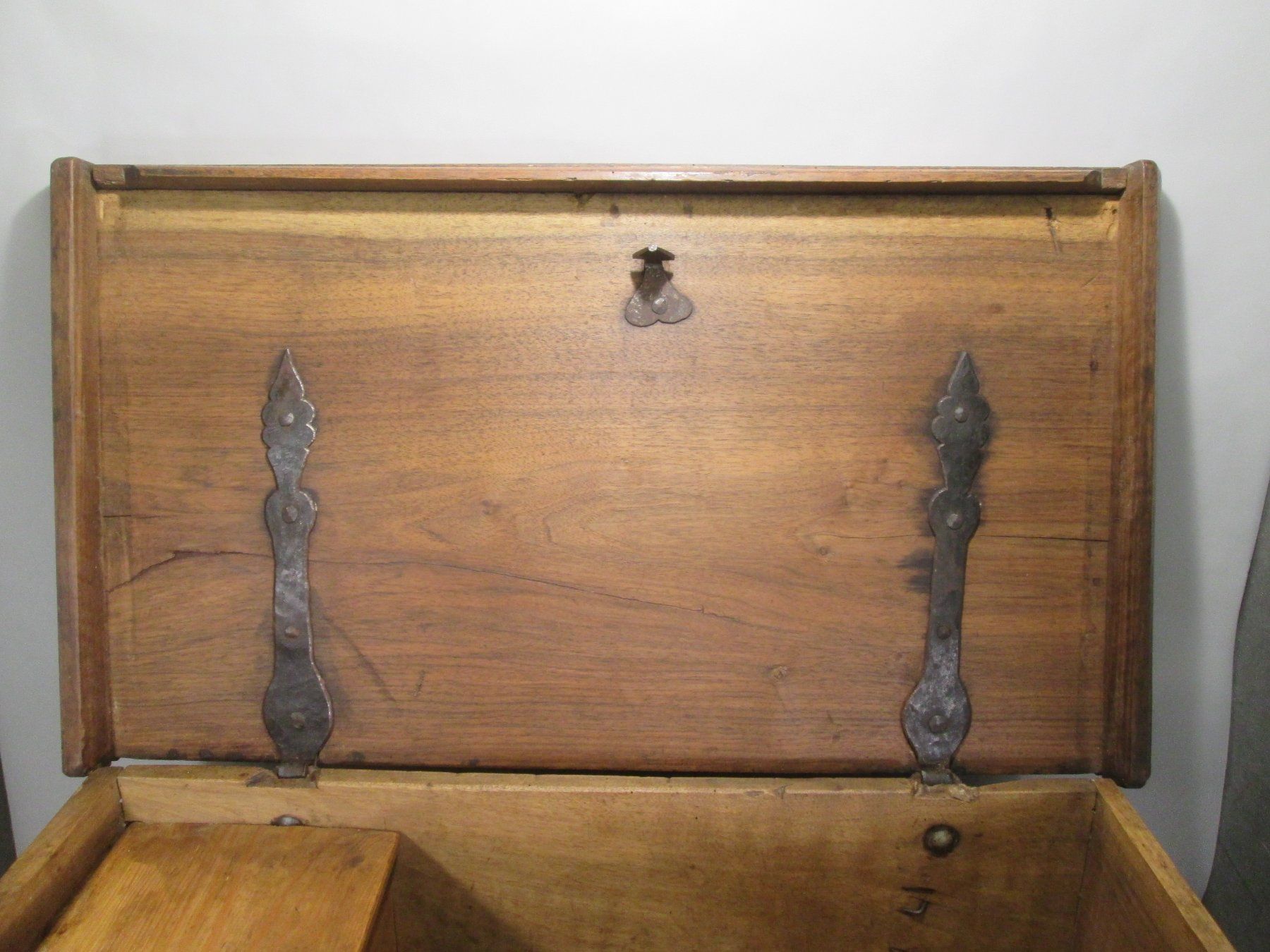 Truhen: original Nussbaumtruhe ca 1620 (Barock), kompl. restauriert – Gebraucht aus Rapperswil SG von designandmore 4