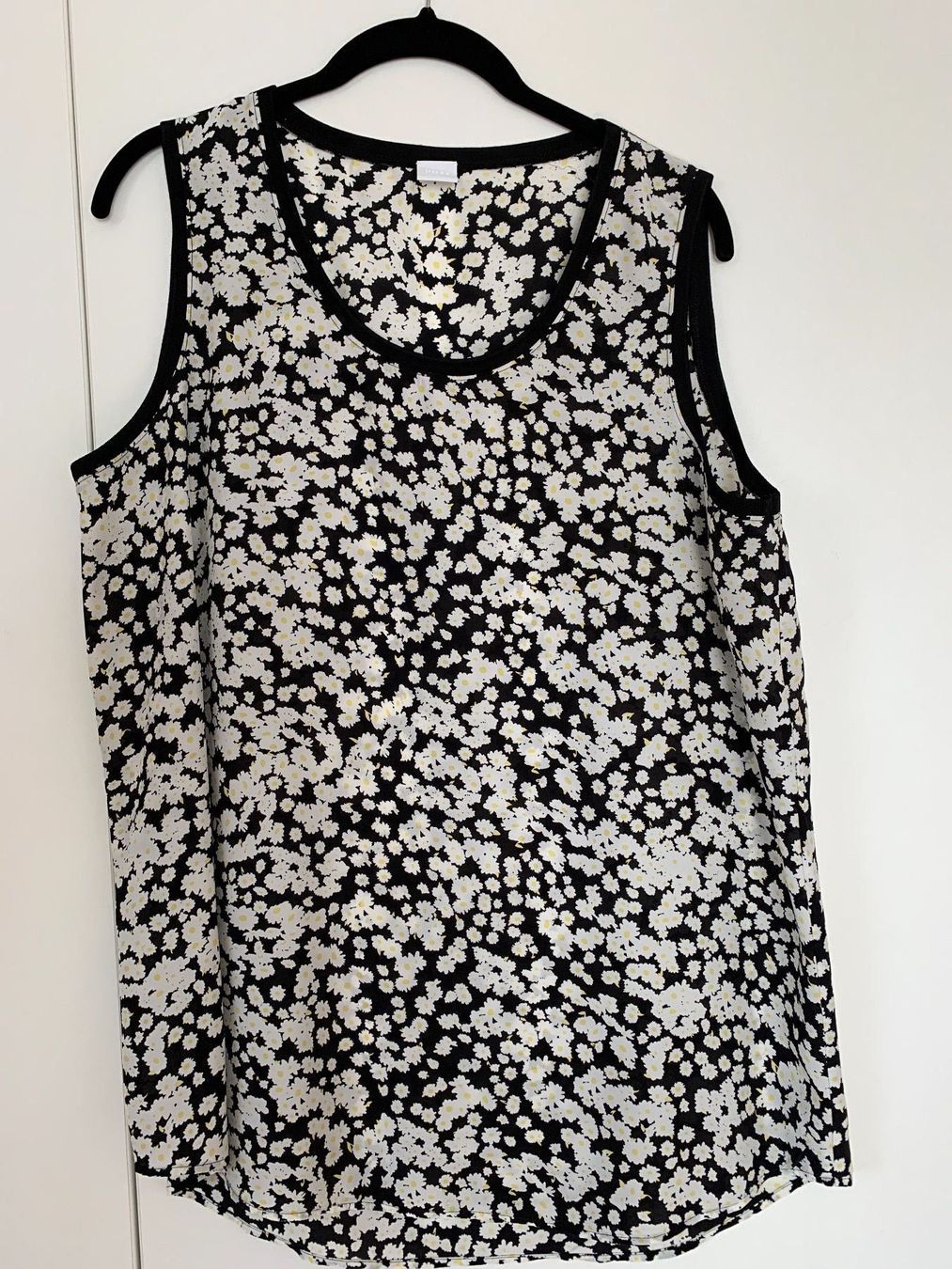 Hugo Boss Top: Hugo Boss - geblümtes Top – Nuovo (secondo la descrizione) da Geuensee venduto da Gagisi