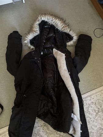 Winterparka schwarz mit Fellkapuze, warm gefüttert Grösse: S