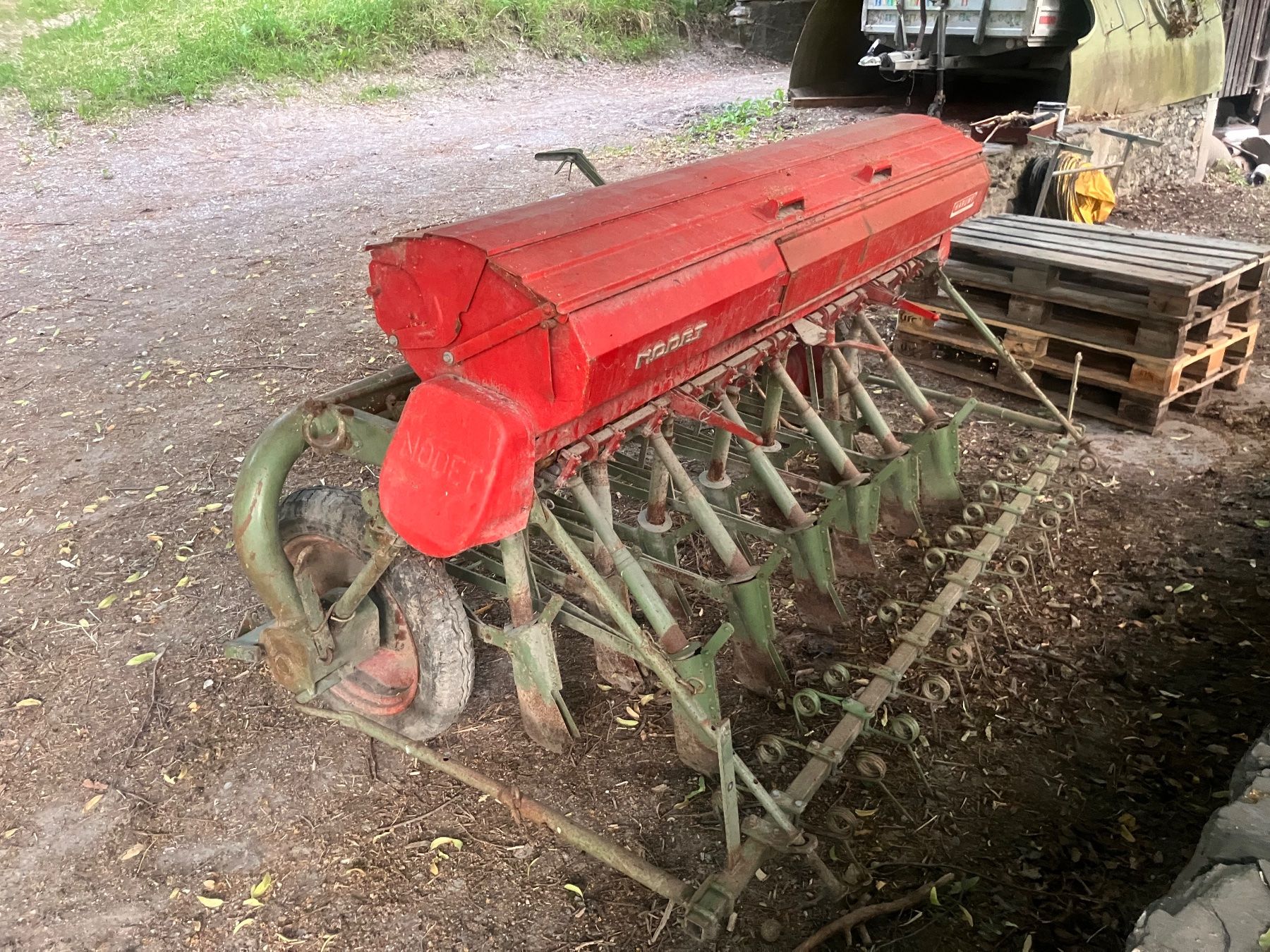 Nodet Alle Maschinen: Nodet Sämaschine – Gebraucht aus Tumegl/Tomils von Oerlikon78 2