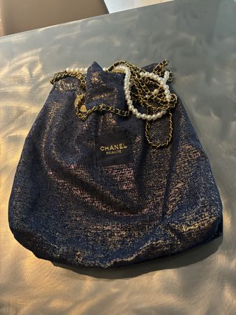 Chanel Beauty Kordeltasche mit hübschem Chanel Anhänger, neu