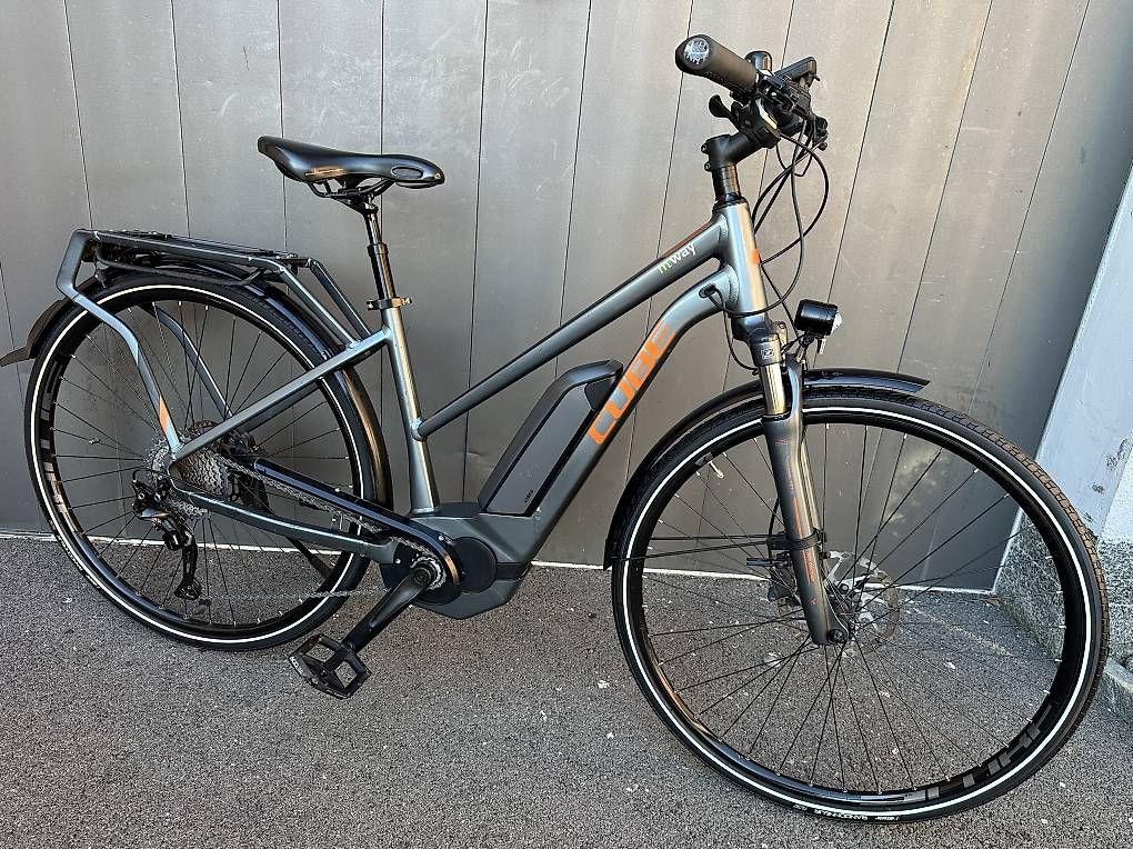 Vélos: E-bike trekking Cube touring 28  – D'occasion à Quartino par DiloUsato