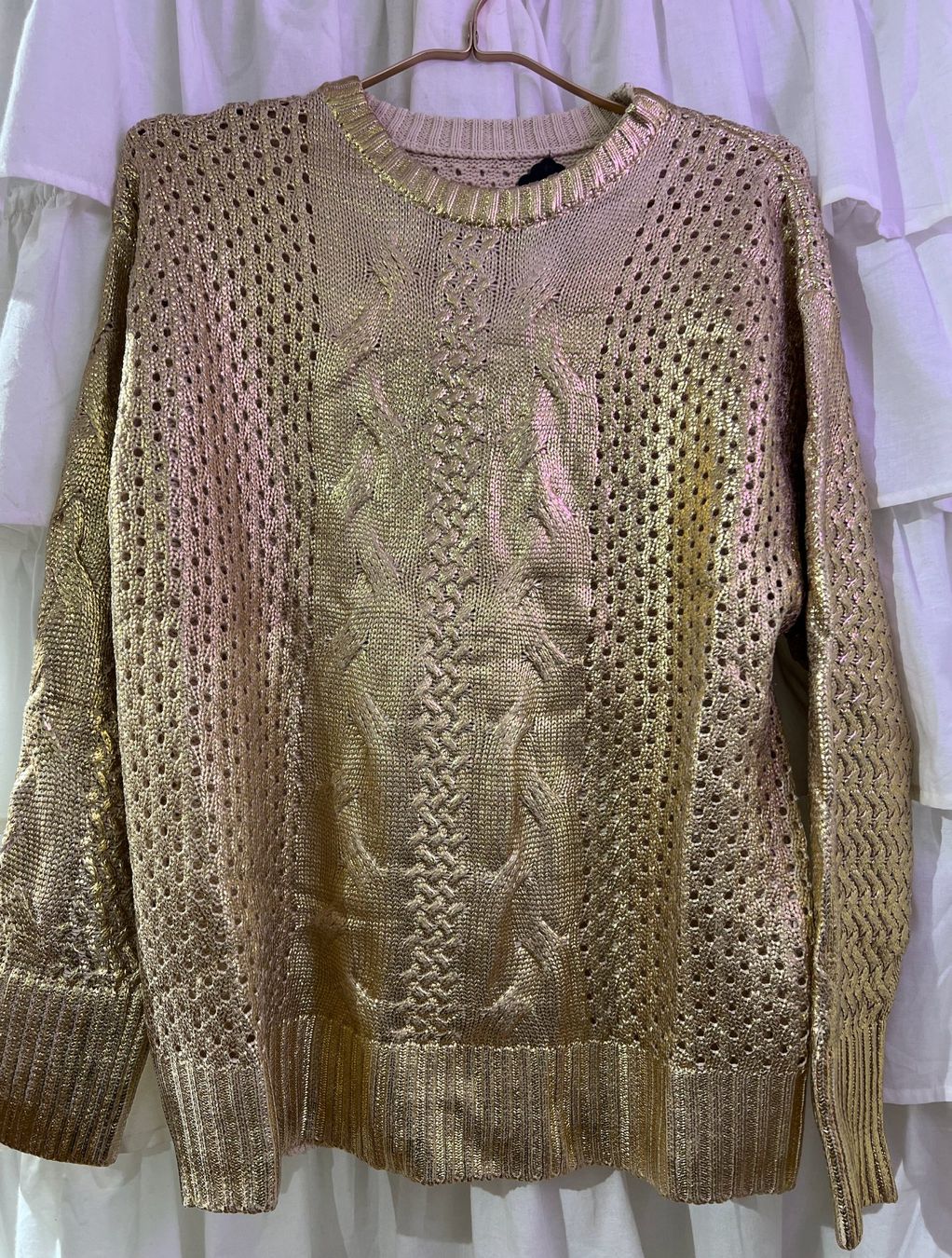 Maglioni & Felpe: Metallisch glänzender Loch-Strick-Pullover in Gold – Nuovo e nell'imballaggio originale da Zürich venduto da Naebeli 3