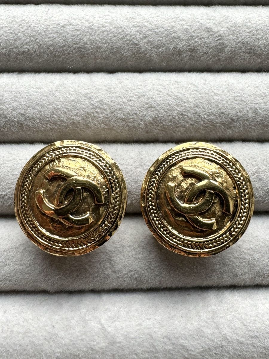 Chanel Ohrringe & -stecker: Chanel Gold CC Ohrclips Vintage – Gebraucht aus Kriens von hannaandkiko 2