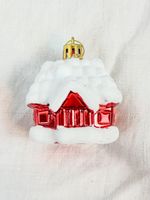 Weihnachtsschmuck: Rotes Häuschen mit Schnee