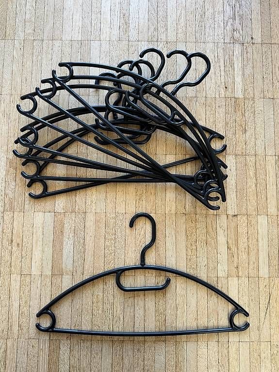 Appendiabiti: 8 schwarze Kunststoff-Kleiderbügel – Usato da Zürich venduto da ssimi