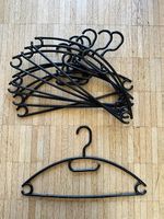 8 schwarze Kunststoff-Kleiderbügel