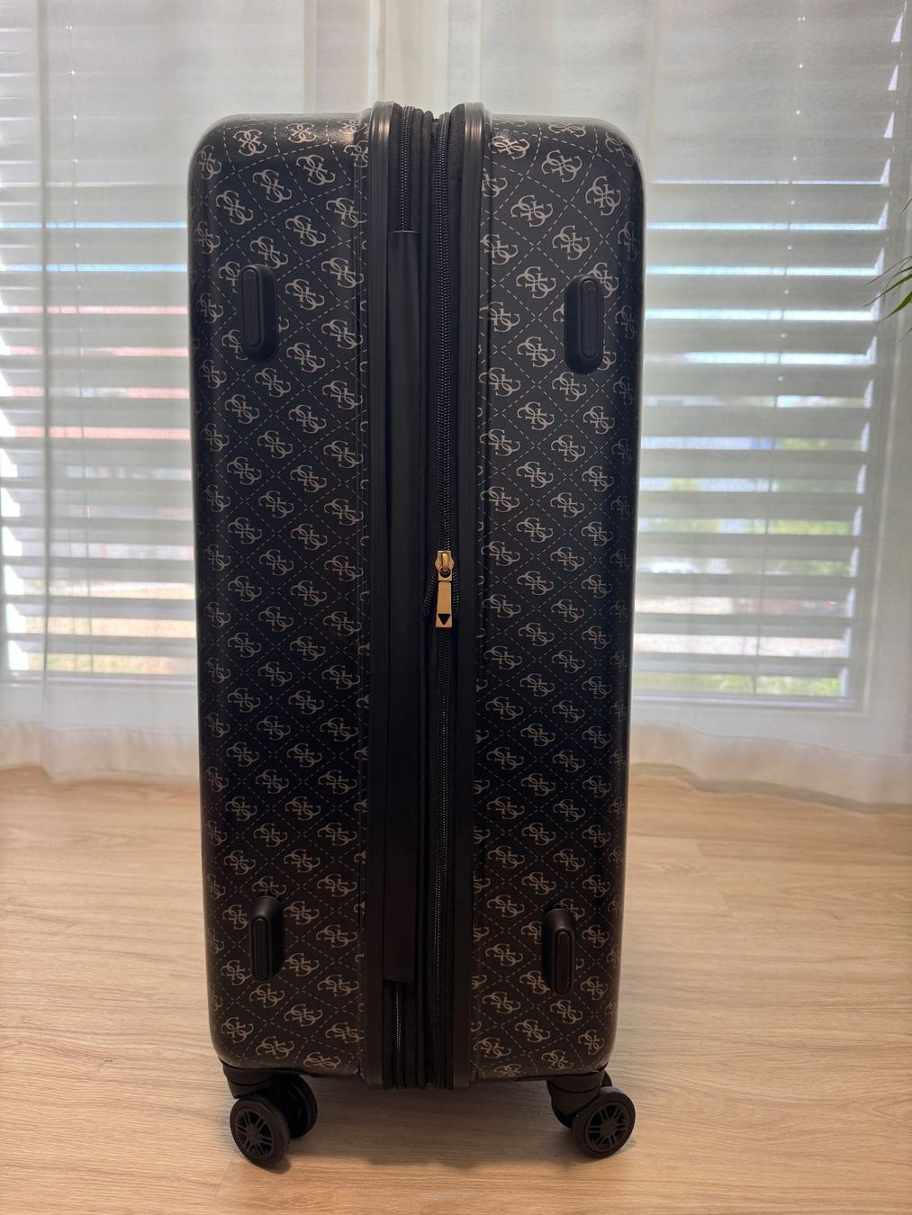 Valigie: Guess Reisekoffer schwarz – Usato da Maisprach venduto da jokoundklaas 3