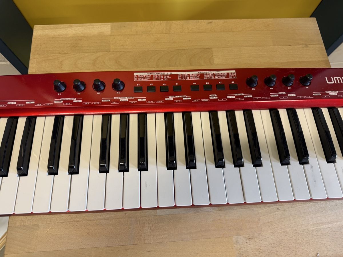 Behringer Console di mixaggio: Behringer UMX610 X-Control USB MIDI Keyboard Controller, rot – Usato da Strengelbach venduto da RaenAntikDesign 1