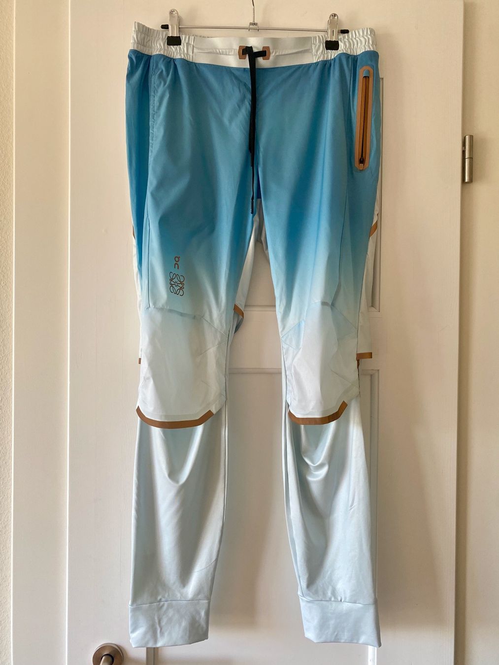 Loewe Pantaloni: Running Pants ON x LOEWE – Nuovo (secondo la descrizione) da Luzern venduto da rhythm2 1