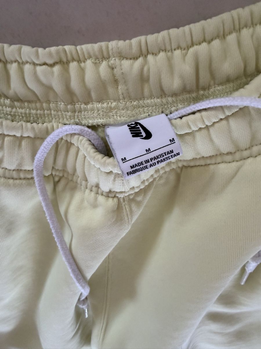 Nike Kleiderpakete: Nike Trainingsanzug Set hellgelb Groesse M  – Gebraucht aus Bassersdorf von Sandy456 5