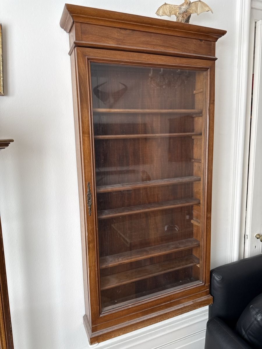Vitrinen: Tolle, antike Vitrine, Nussbaum – Gebraucht aus Basel von Ramses1179