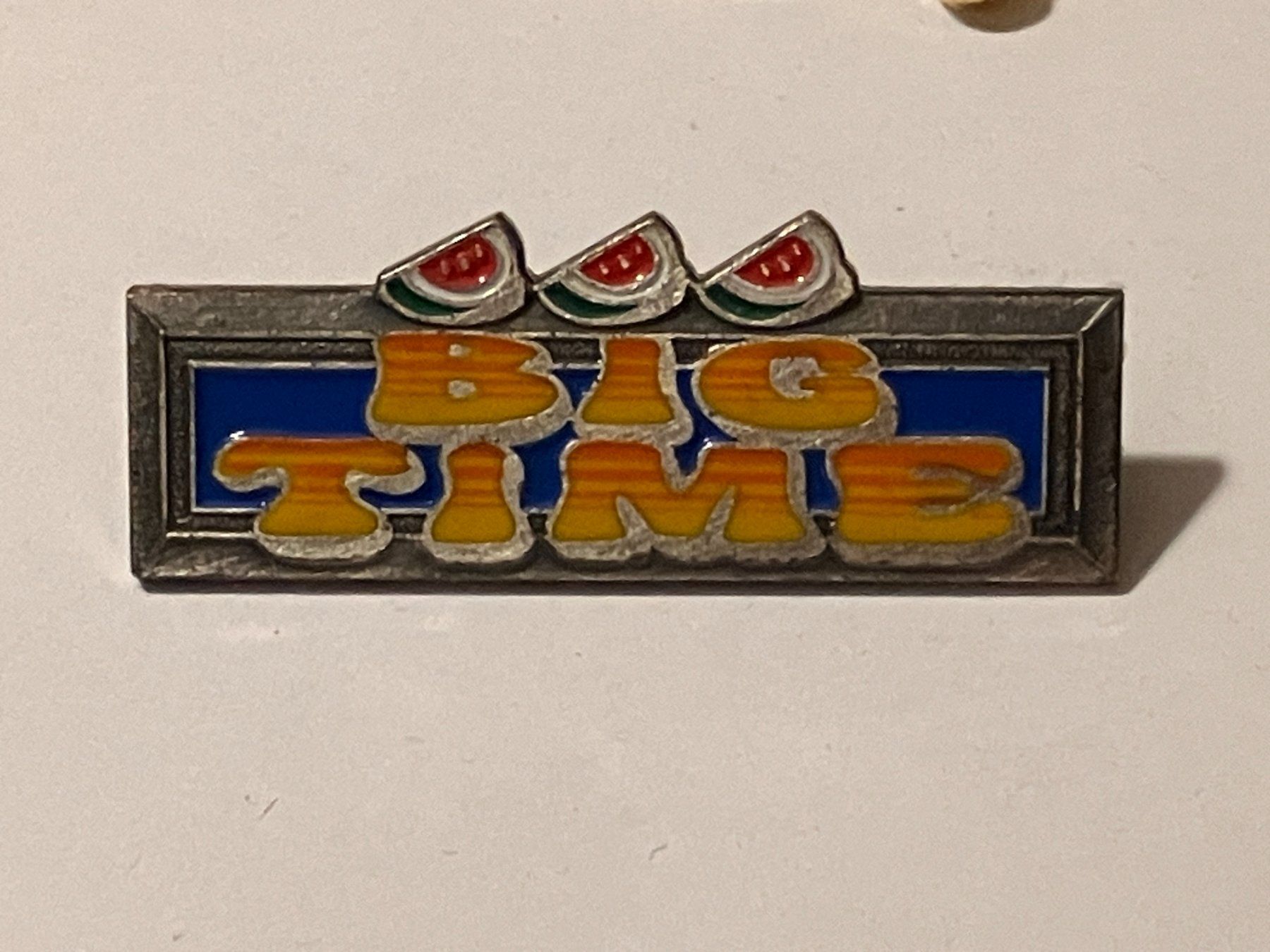 Placchette & Badge: 1 Pin Big Time – Usato da Basel venduto da djwwpp