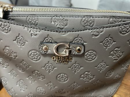 Guess Handtasche, neuwertig, tolle Farbe für den Herbst!