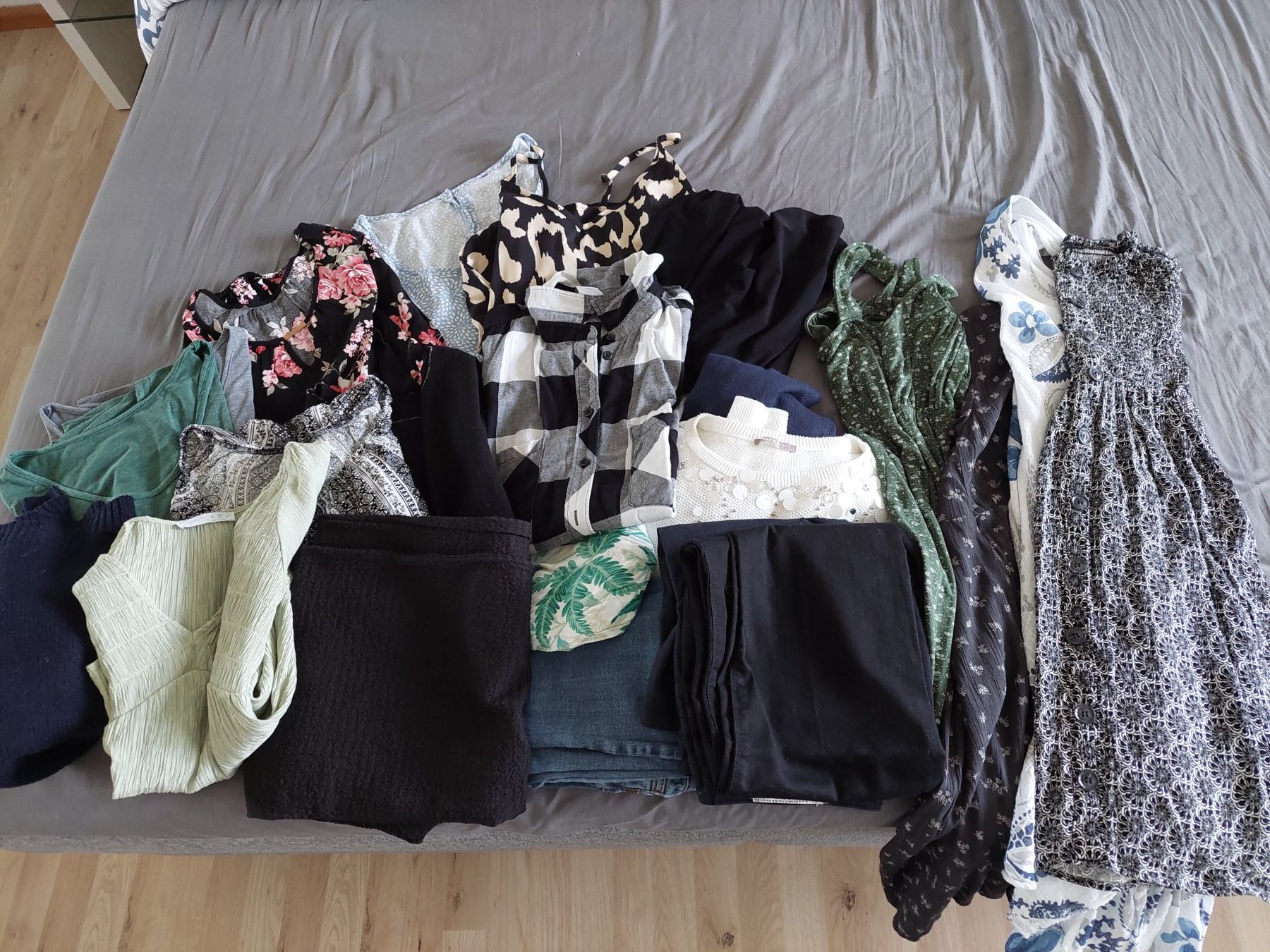 Lotti di vestiti: 22 TEILIGES MARKENKLEIDER PAKET GR. S – Usato da Münchenstein venduto da Strupfi