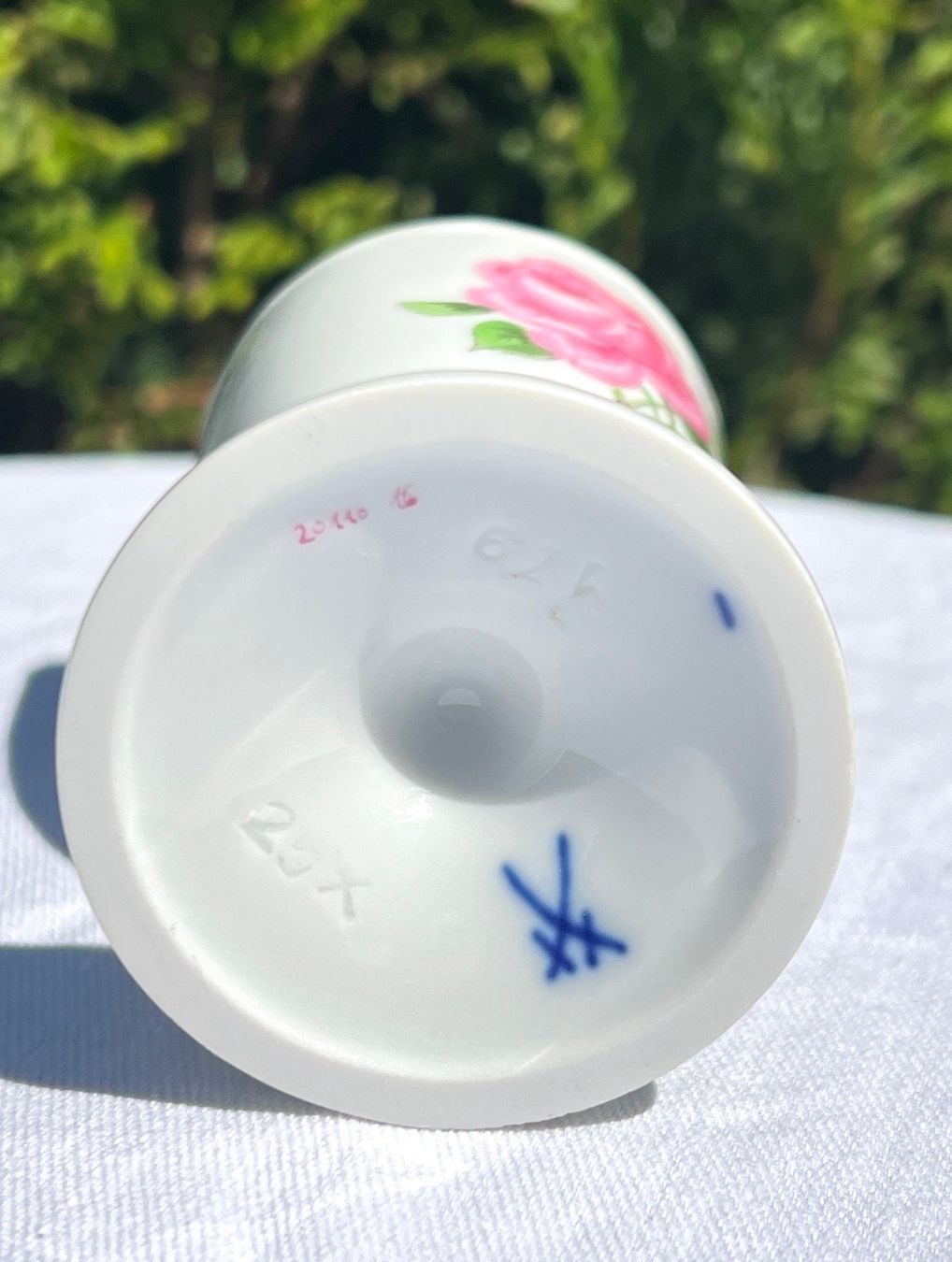 Autre vaisselle: Meissen Eierbecher "Rote Rose" mit feinem Goldrand – Neuf (Voir description) à Oberrüti par Sabbi 9