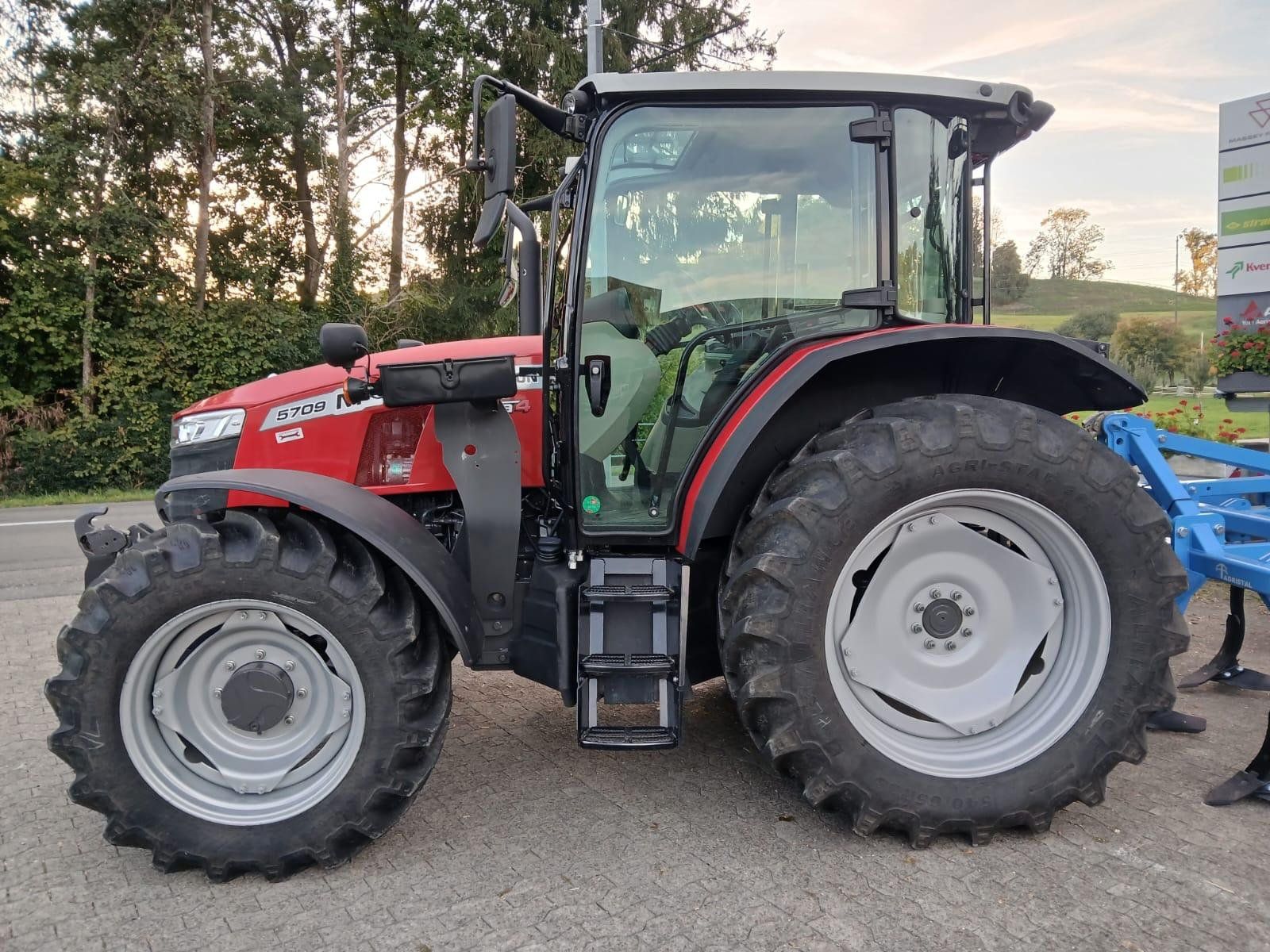 Massey Ferguson Traktoren: Traktor mit Grubber – Gebraucht aus Hagenwil von Wclaas 3