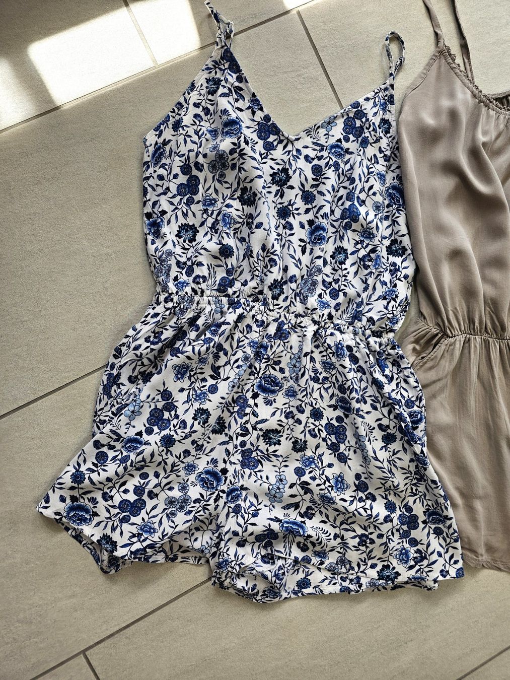 Lotti di vestiti: 2 kurze Jumpsuits Grösse M – Usato da Einigen venduto da Pretorius66 3